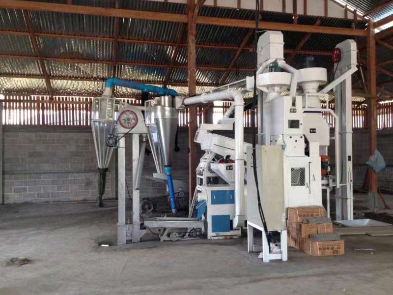 湖北中型號全自動碾米機(jī).jpg 湖北中型號全自動碾米機(jī).jpg